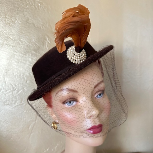 DAPPER 1940s' BROWN FELT HAT WITH PEAR & RUST COLORED FEATHER TRIM + VEIL